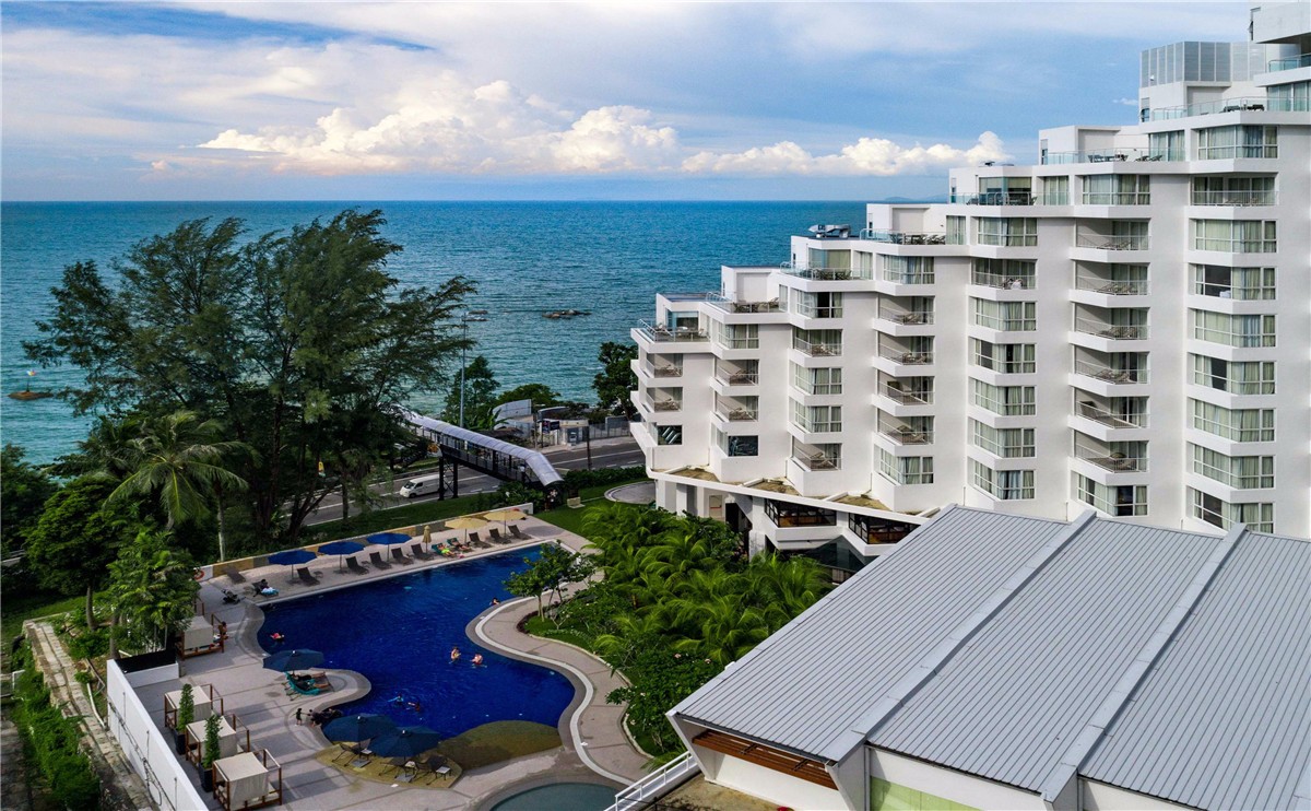 槟城希尔顿逸林度假酒店在酒店宾客专用的天桥上漫步,通往静谧的"