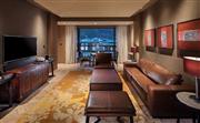  希尔顿豪华套房客厅采用各种全皮质家具，让您舒适地享受悠闲假期。