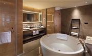 配有浴缸和热带雨淋花洒浴室的希尔顿豪华客房可使您放松身心、焕发活力。