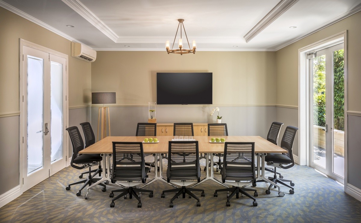 行政会议室适合举办私密的董事会议,也可定制至多容纳 10 人的私人